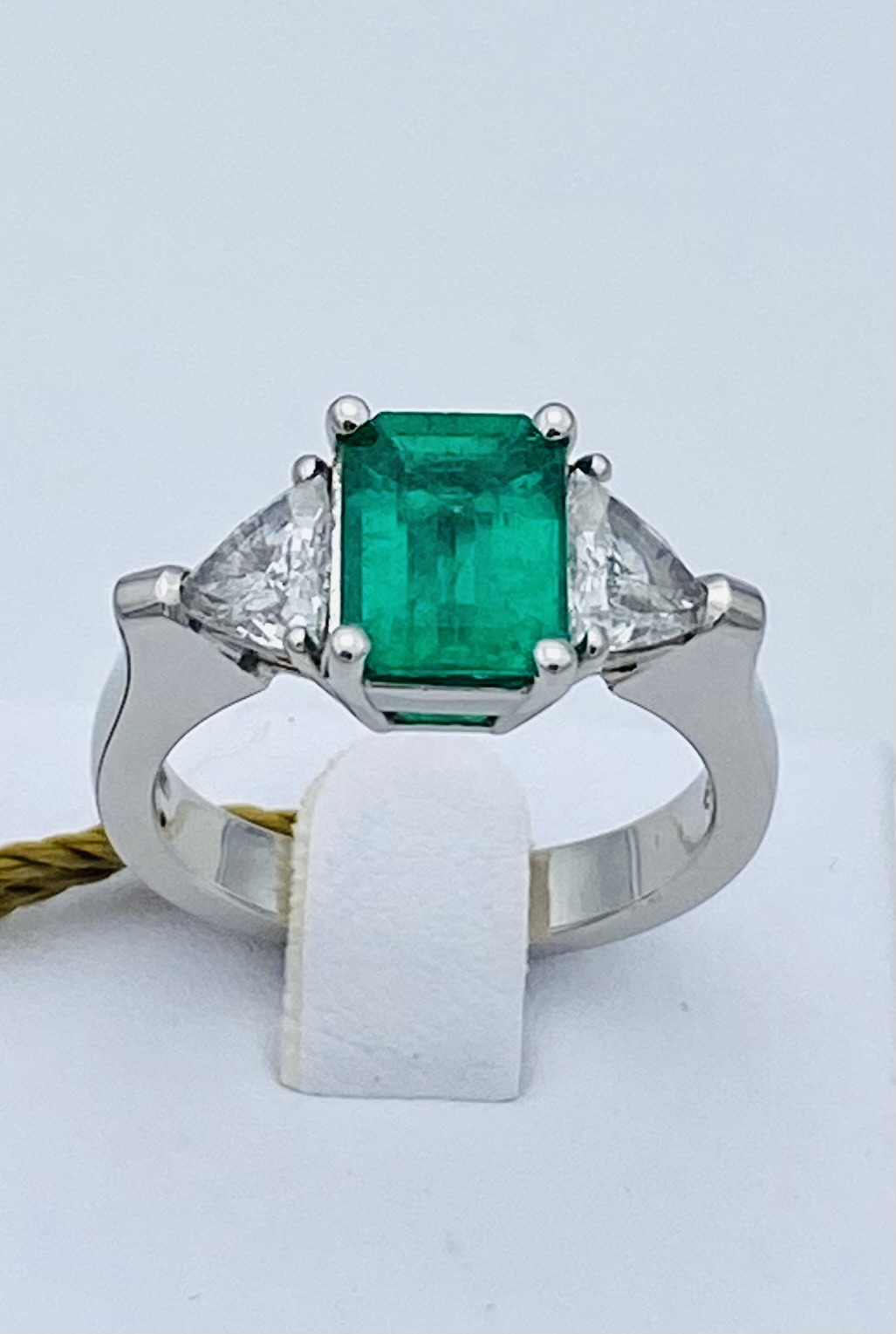 Emerald ring and gold diamonds 750% Art. 1848719