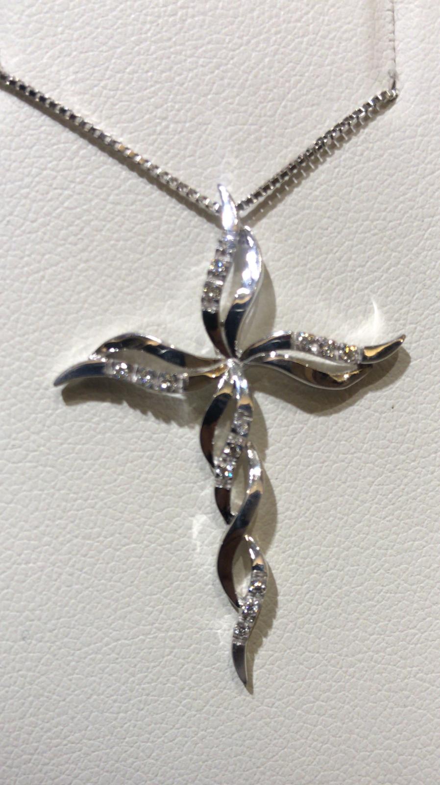 750% white gold cross pendant