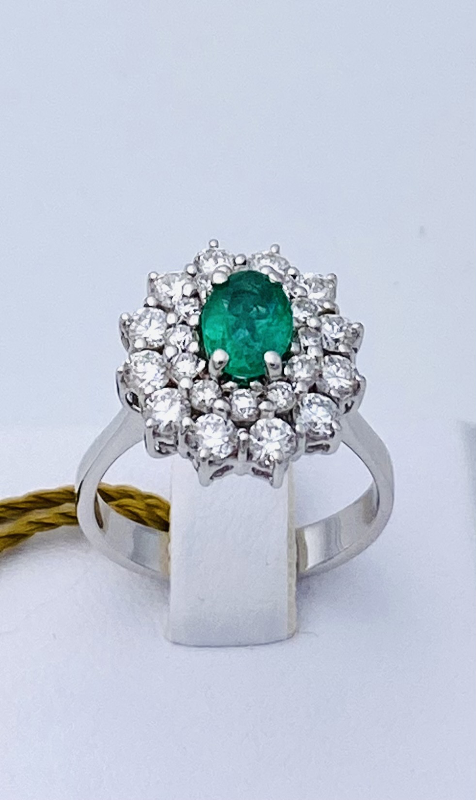 Emerald ring in 750% white gold and diamonds cod. art. AN748
