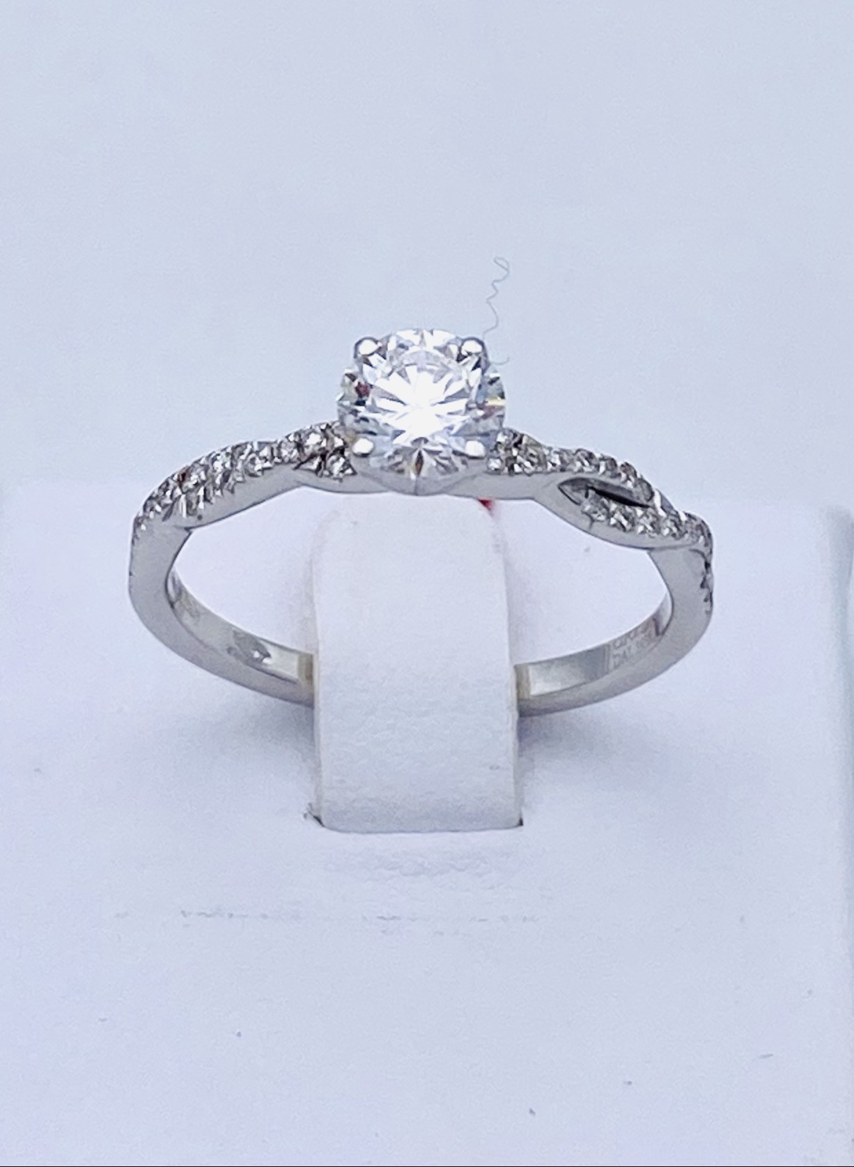 Anello solitariodi diamanti in  oro bianco 750% Art.83/19
