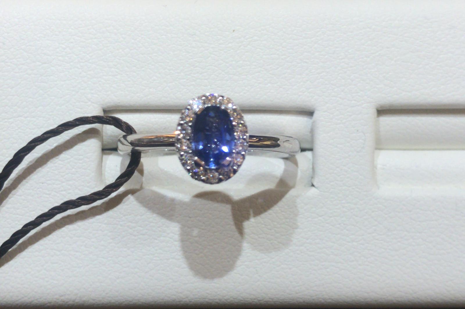 Blue sapphire ring in 750% white gold