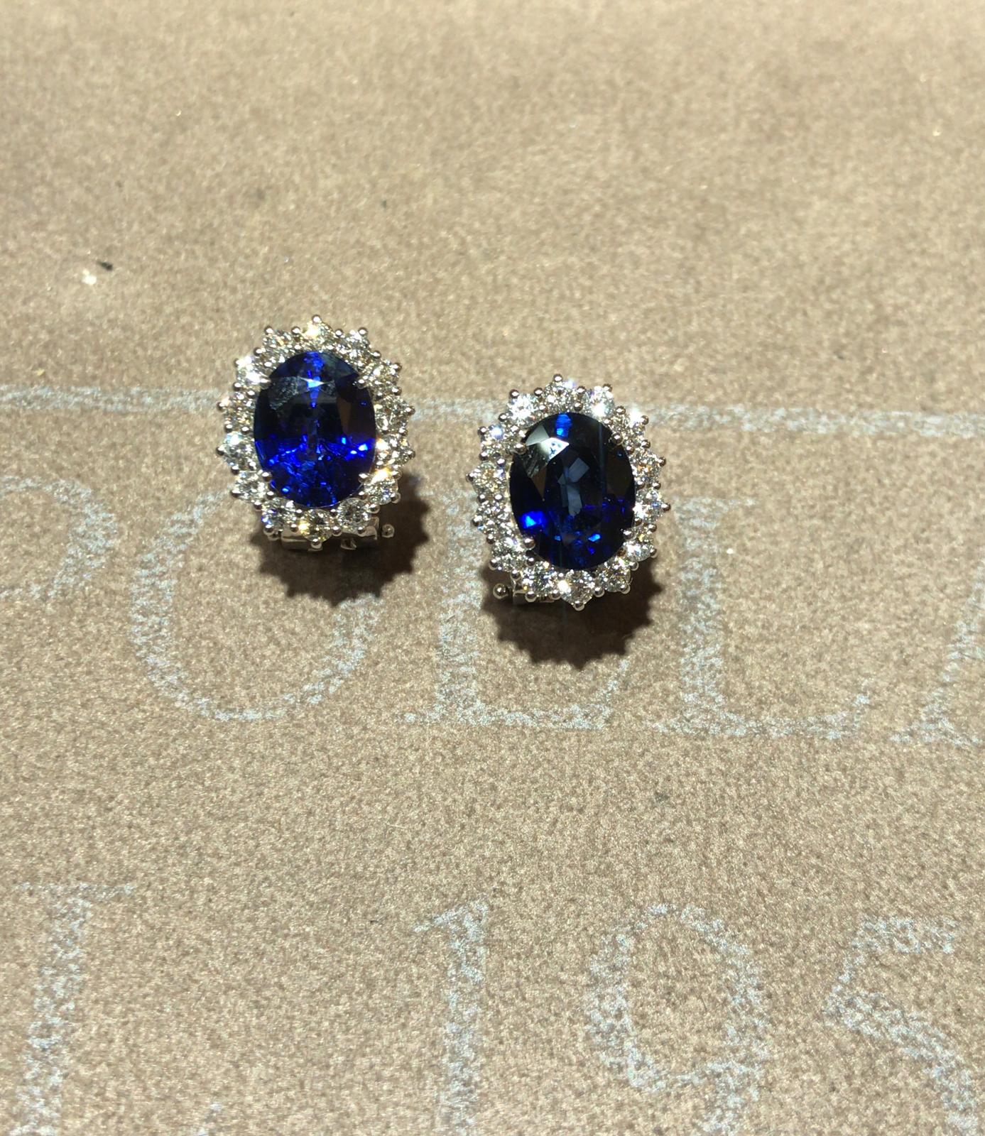 Blue sapphire earrings in 750% white gold