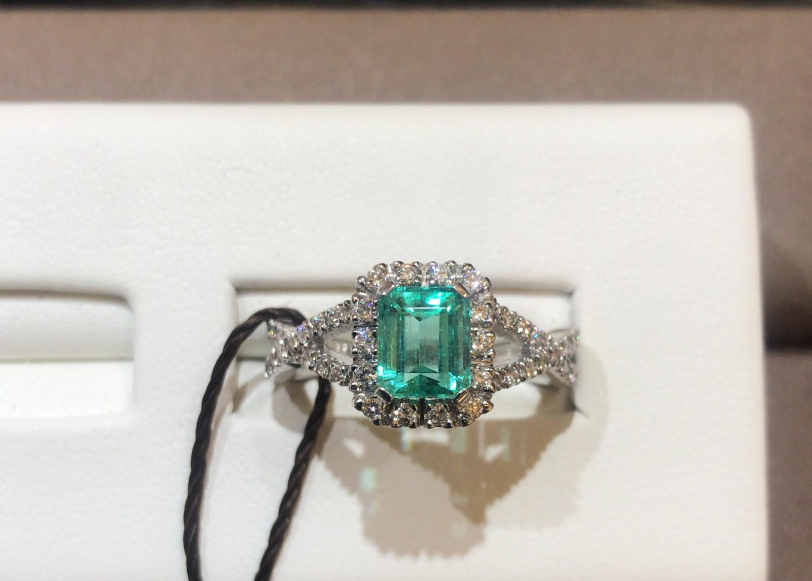 anello-smeraldo-oro-bianco-750