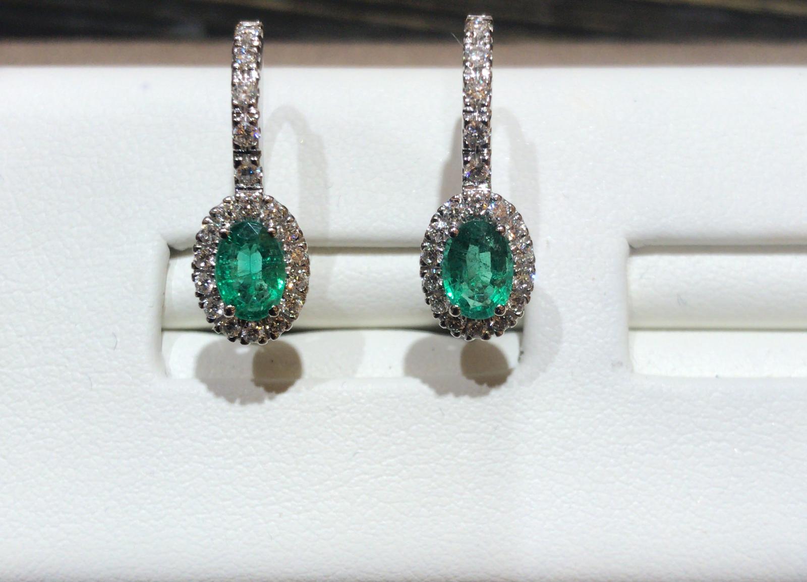 750% White Gold Emerald Earrings