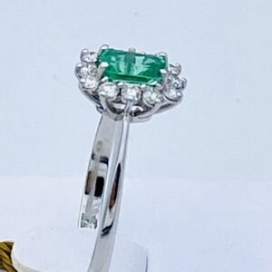 Anello smeraldo e diamanti in oro bianco 750% ART. AN1149