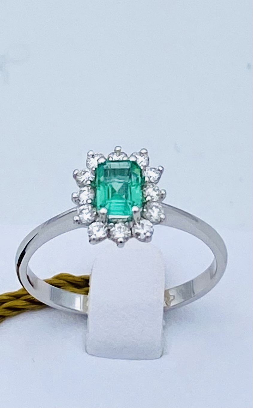 Emerald ring and diamonds in white gold 750% ART. AN1149