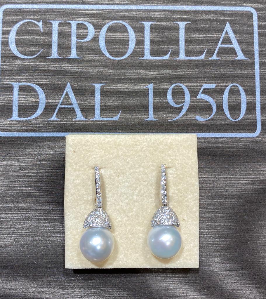 Earrings with pearls and diamonds