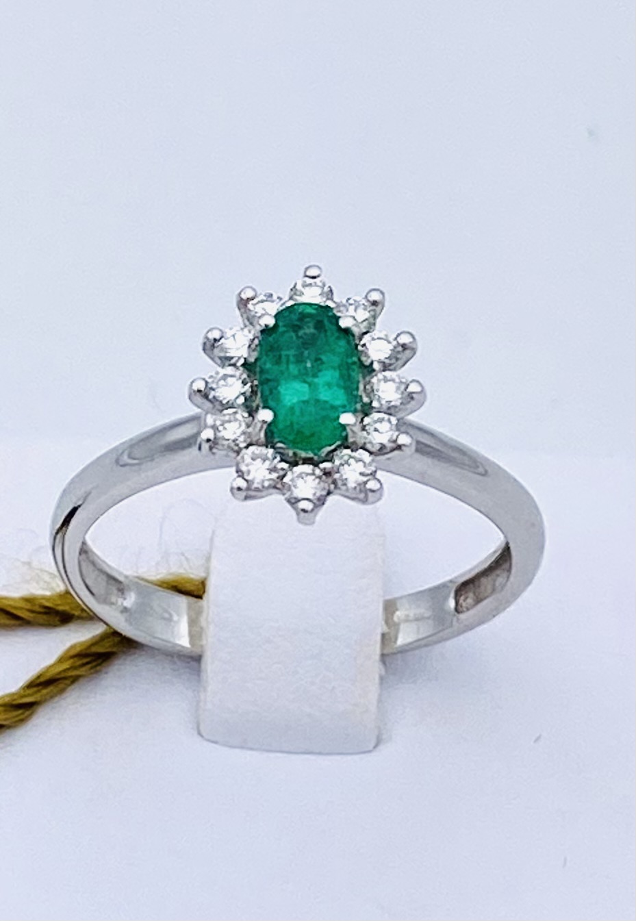 Emerald ring and diamonds in white gold 750% ART. AN1313