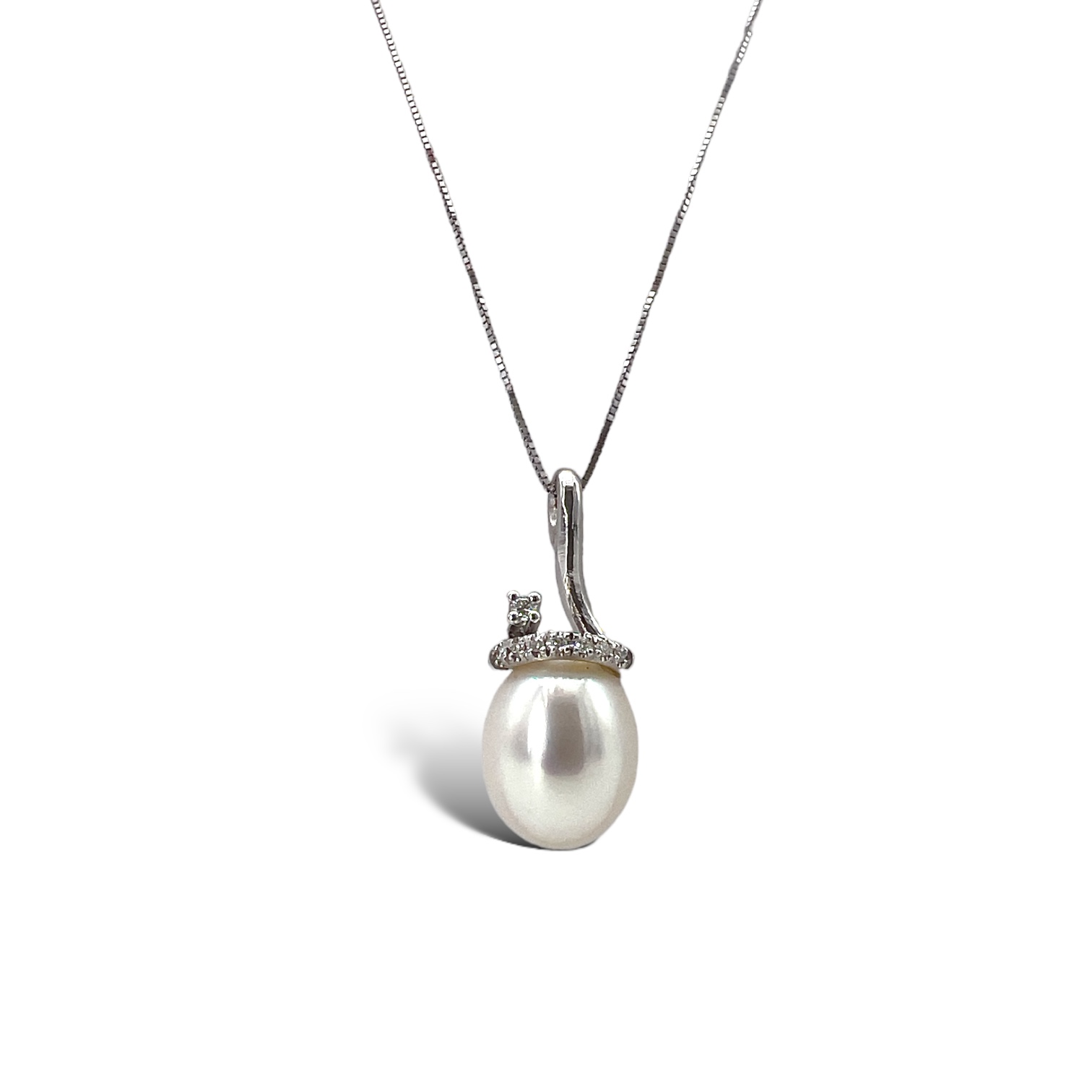White gold pearl pendant and diamonds art. CDP52-1