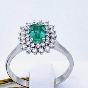 Anello smeraldo e diamanti in oro bianco 750 % .ART. AN1497