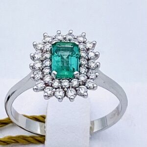 Anello smeraldo e diamanti in oro bianco 750 % .ART. AN1497