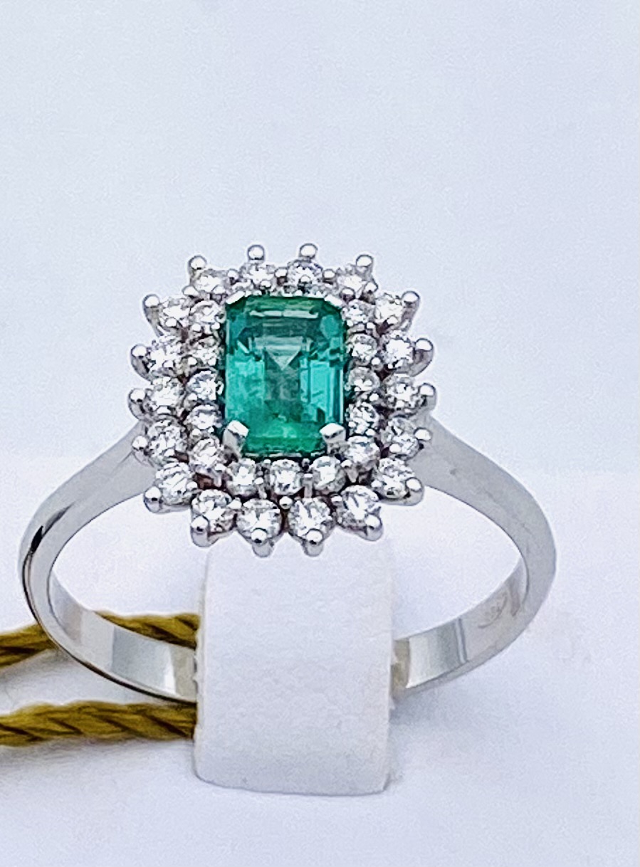 Emerald ring and diamonds in white gold 750 % .ART. AN1497