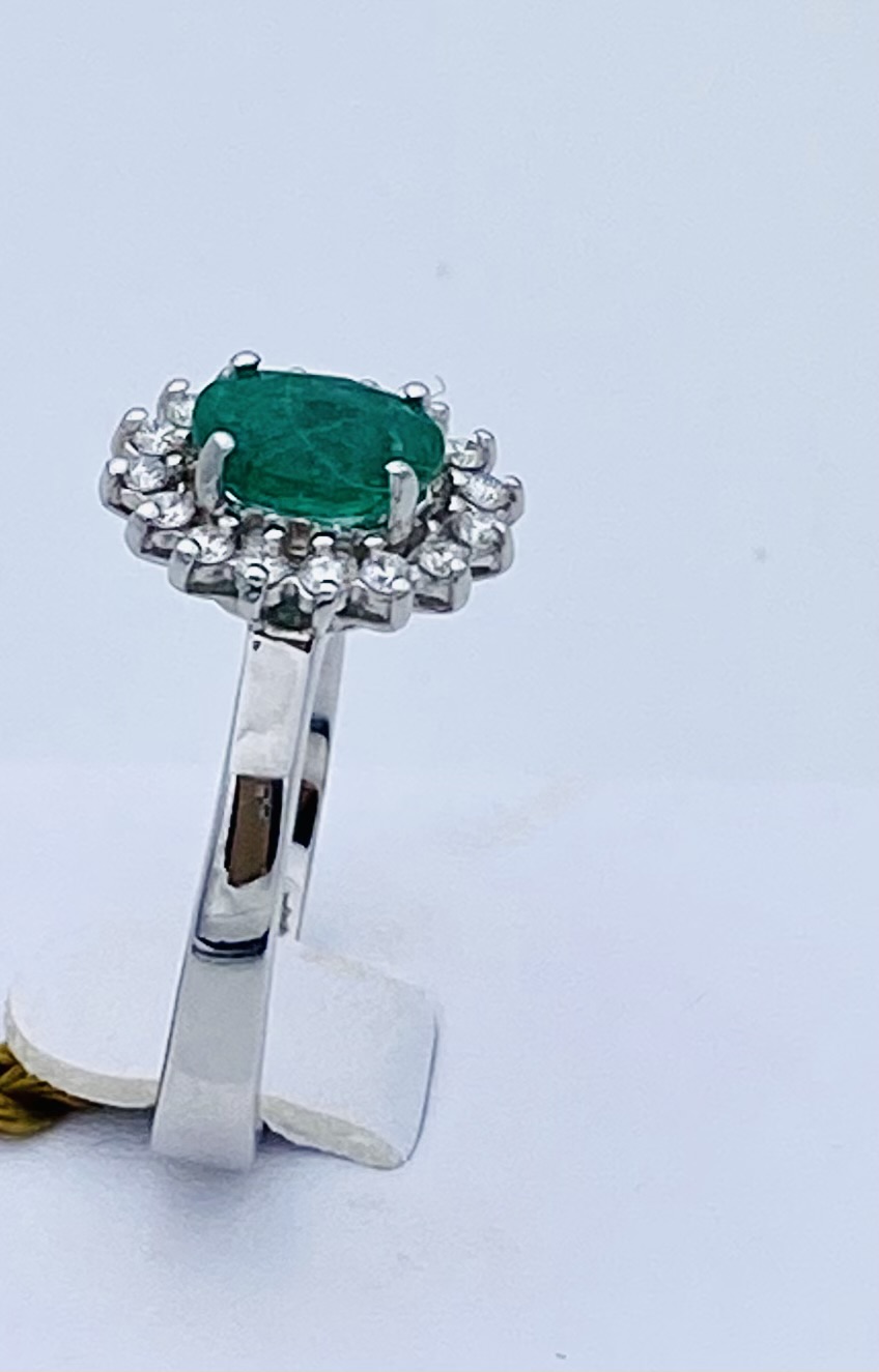 Anello con smeraldo e diamanti in oro bianco 750 % ART. AN1200