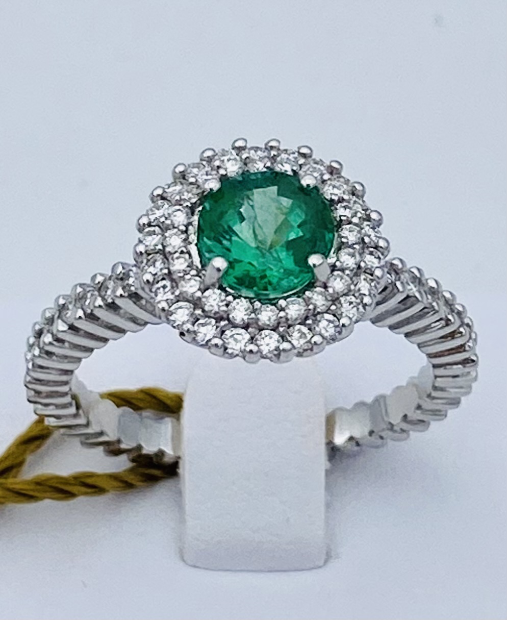 Emerald ring and diamonds in white gold ART. AN1609