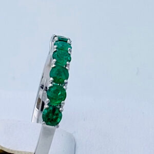 Anello veretta  di smeraldi  in oro bianco COD. ART. 326116R03W