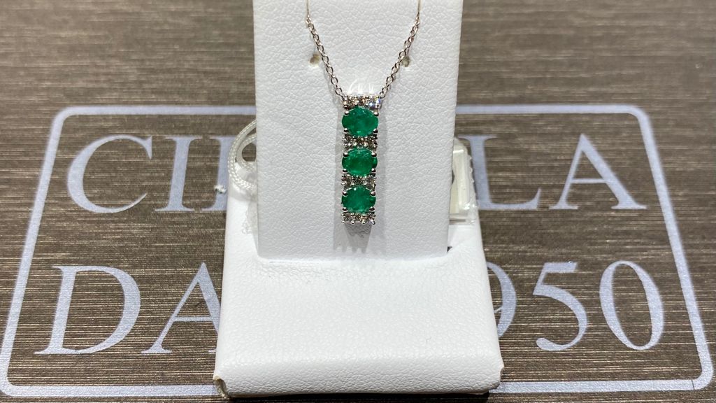 Emerald pendant in 750% gold diamonds 0.11 ct color F/vvs1 emeralds 0.44 ct