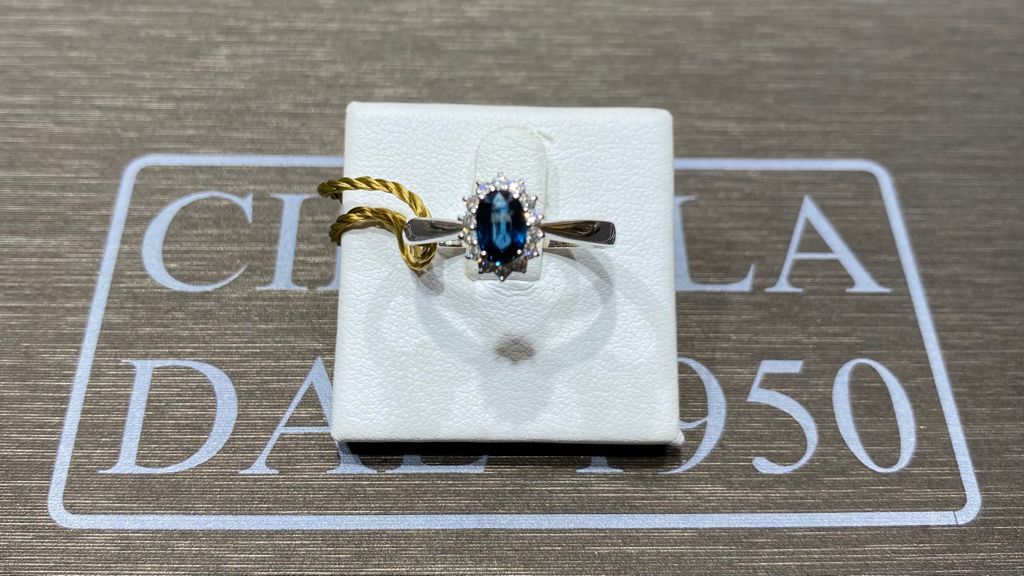 Anello zaffiro blu oro bianco 750% diamanti 0,12  ct colore F/vvs1 zaffiri blu naturale  0,62 ct