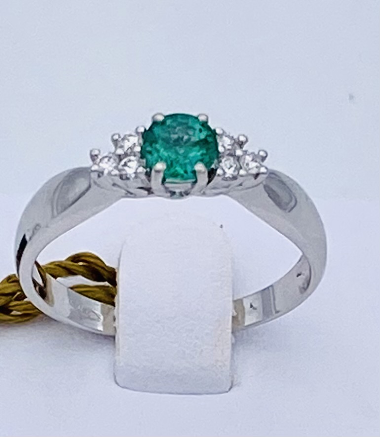 Emerald ring with diamonds in 750% white goldART. AN1787
