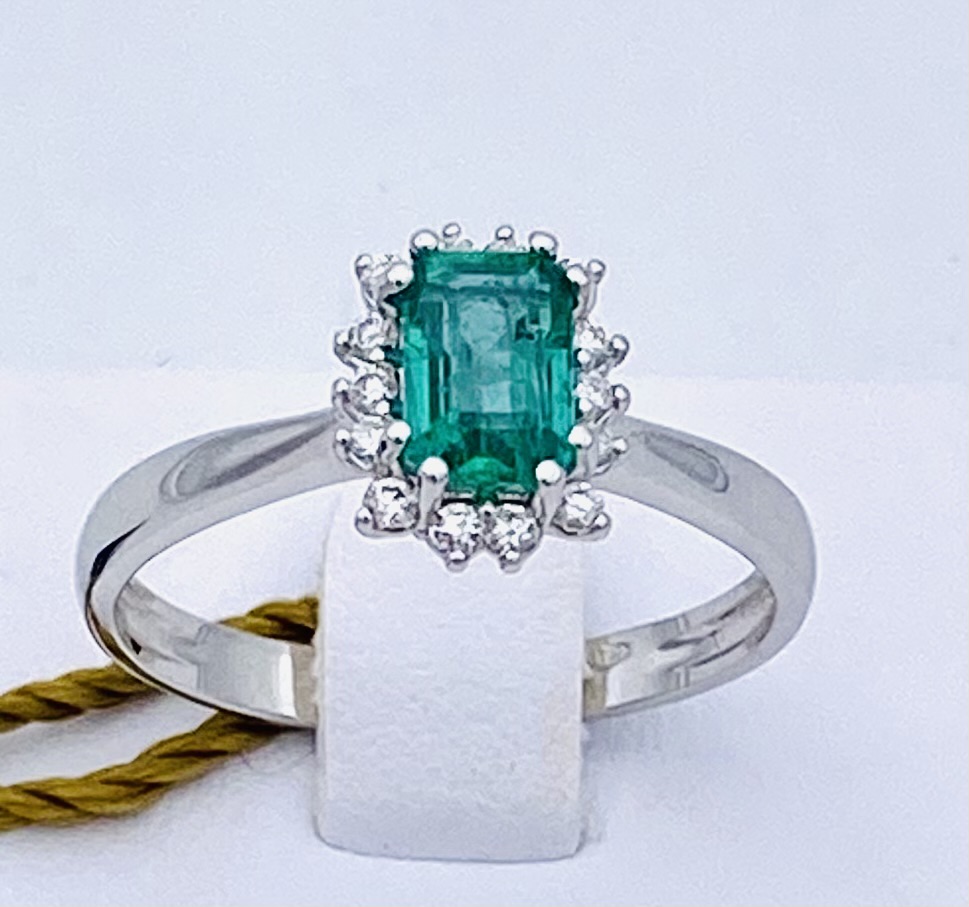 Emerald ring and diamonds in white gold 750% ART. AN1726