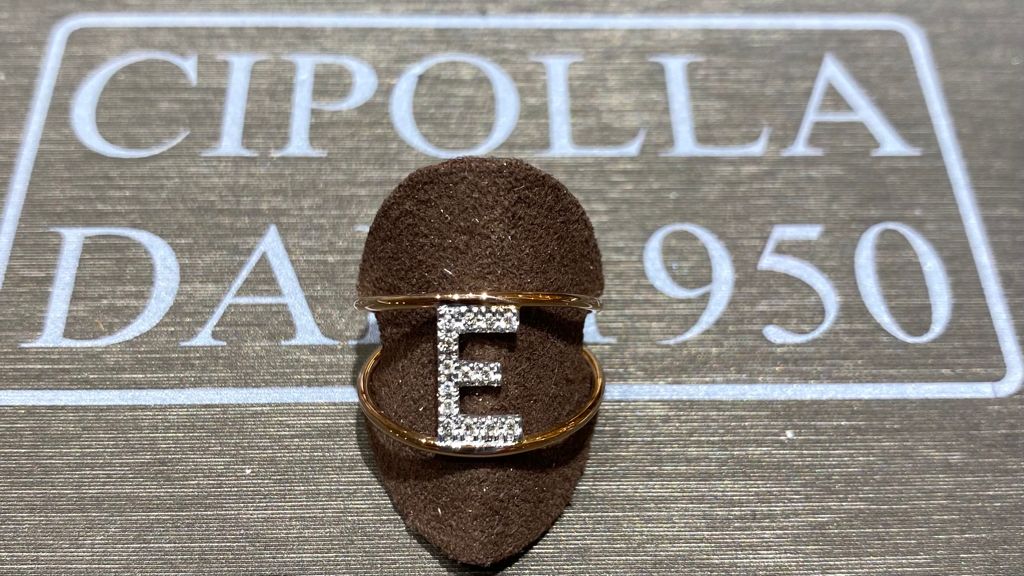 Initial E ring in YELLOW GOLD