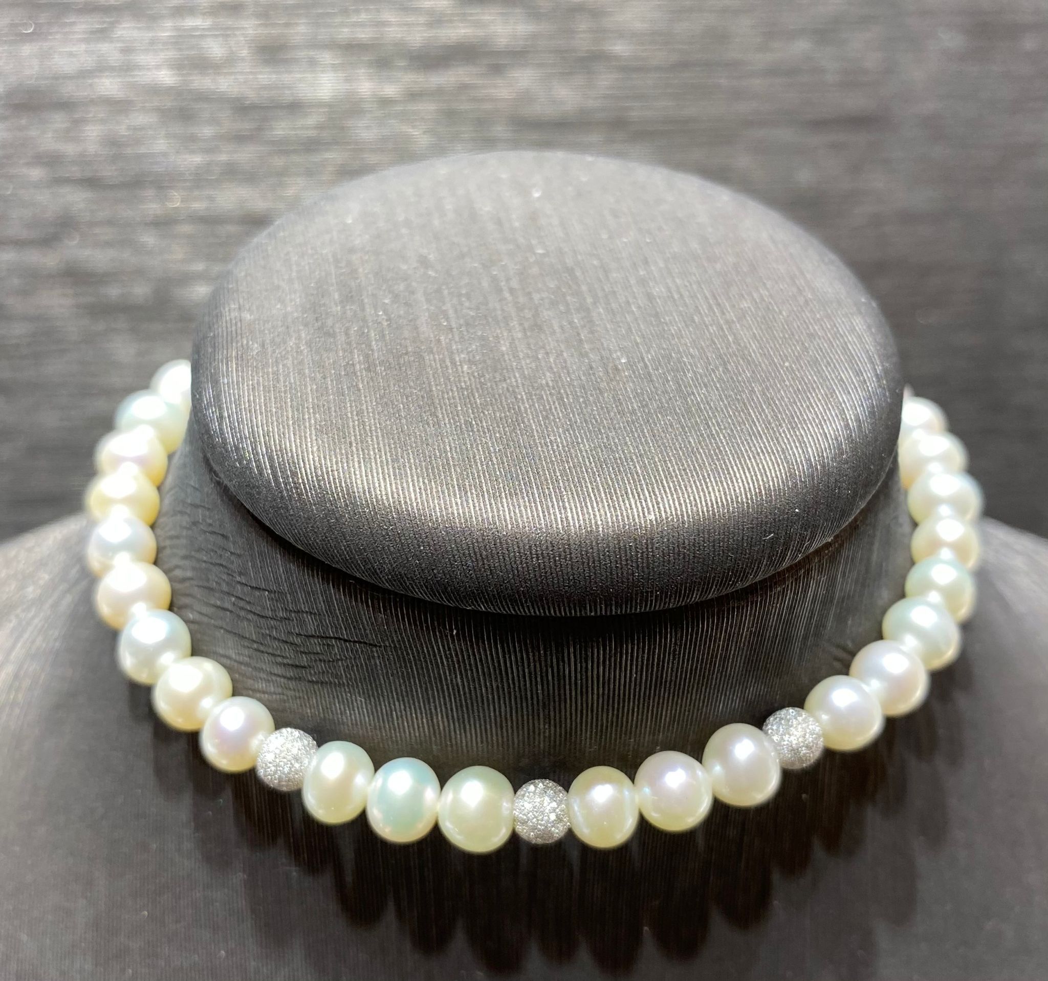 bracciale perle freshwater 5-5,5 mm sfere oro bianco 750% chiusura oro bianco 750%