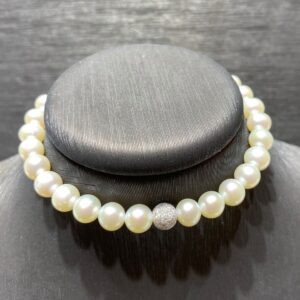 bracciale perle freshwater 6-6,5 mm , sfera centrale oro bianco 750% chiusura oro bianco 750%