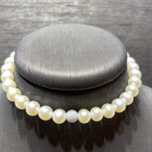 bracciale perle freshwater 5,5-6 mm sfera centrale  oro bianco 750%chiusura oro bianco 750%