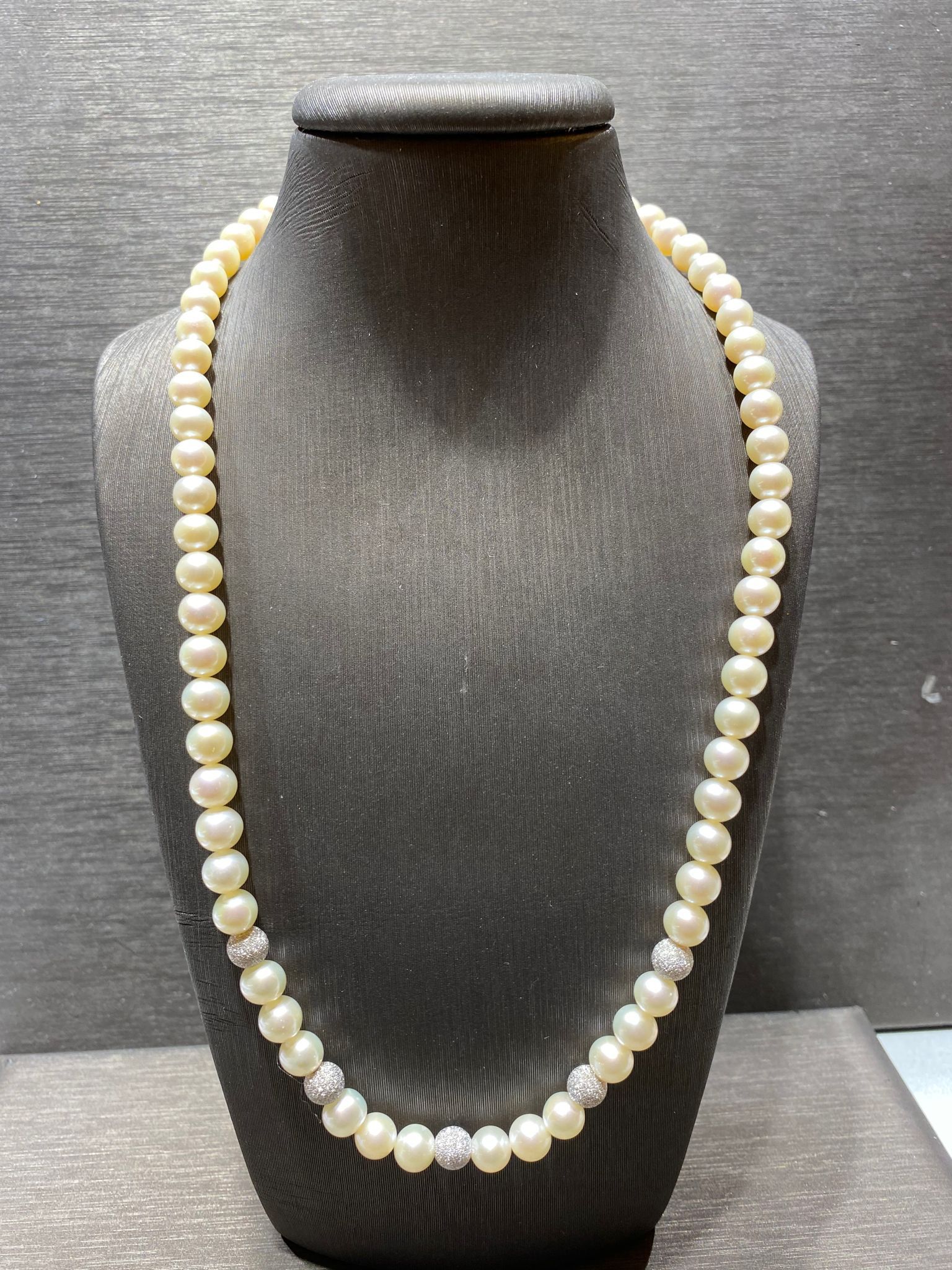 girocollo perle freshwater mm 6,5-7 chiusura oro bianco 750% sfere oro bianco 750%
