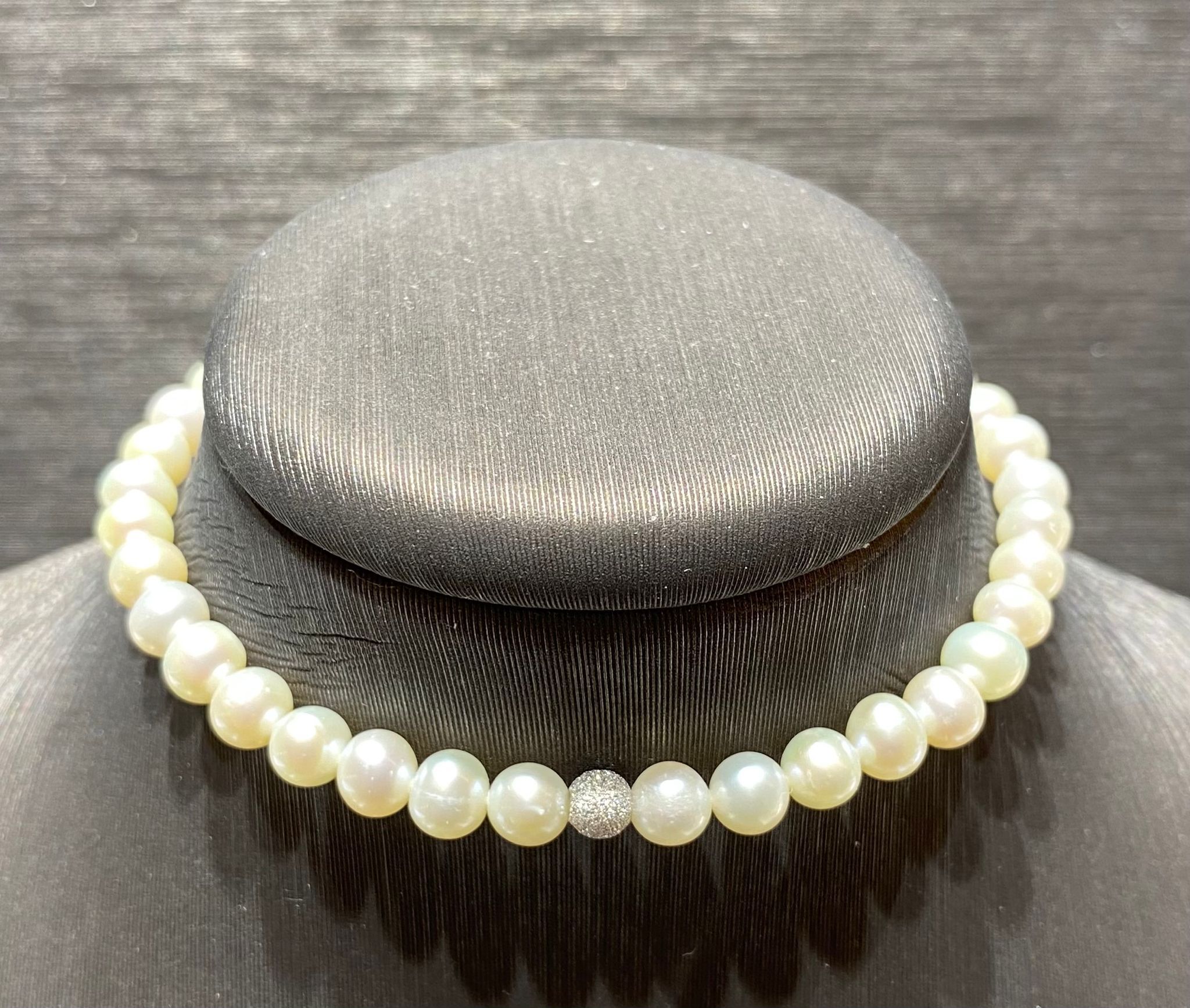 bracciale perle freshwater 5-5,5 mm sfera oro bianco 750% chiusura oro bianco 750%