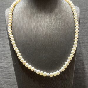 girocollo perle freshwater 4,5 -5 mm sfere oro bianco 750%  chiusura  oro bianco 750%