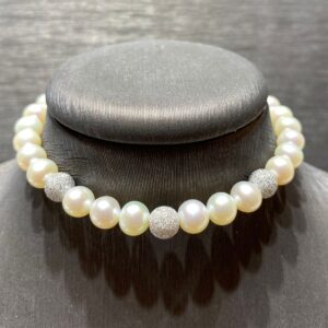 bracciale perle freshwater 6-6,5 mm , sfere centrali oro bianco 750% chiusura oro bianco 750%