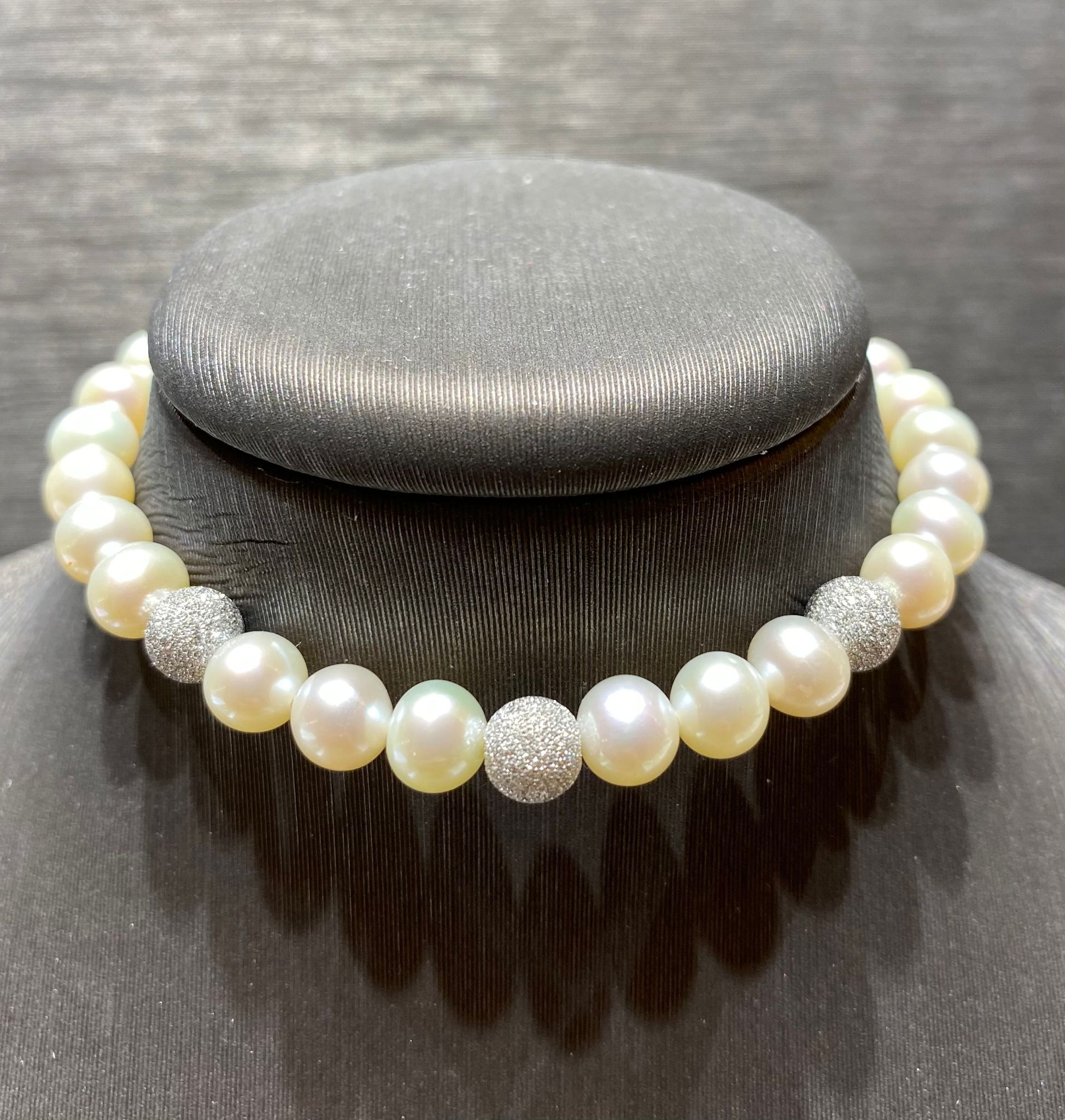 bracciale perle freshwater 6-6,5 mm , sfere centrali oro bianco 750% chiusura oro bianco 750%