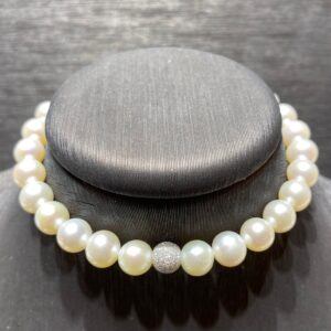 bracciale perle freshwater 6,5-7 mm , sfera centrale oro bianco 750% chiusura oro bianco 750%
