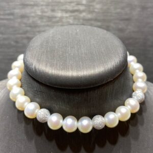bracciale perle freshwater 6,5-7 mm , sfere centrali oro bianco 750%chiusura oro bianco 750%