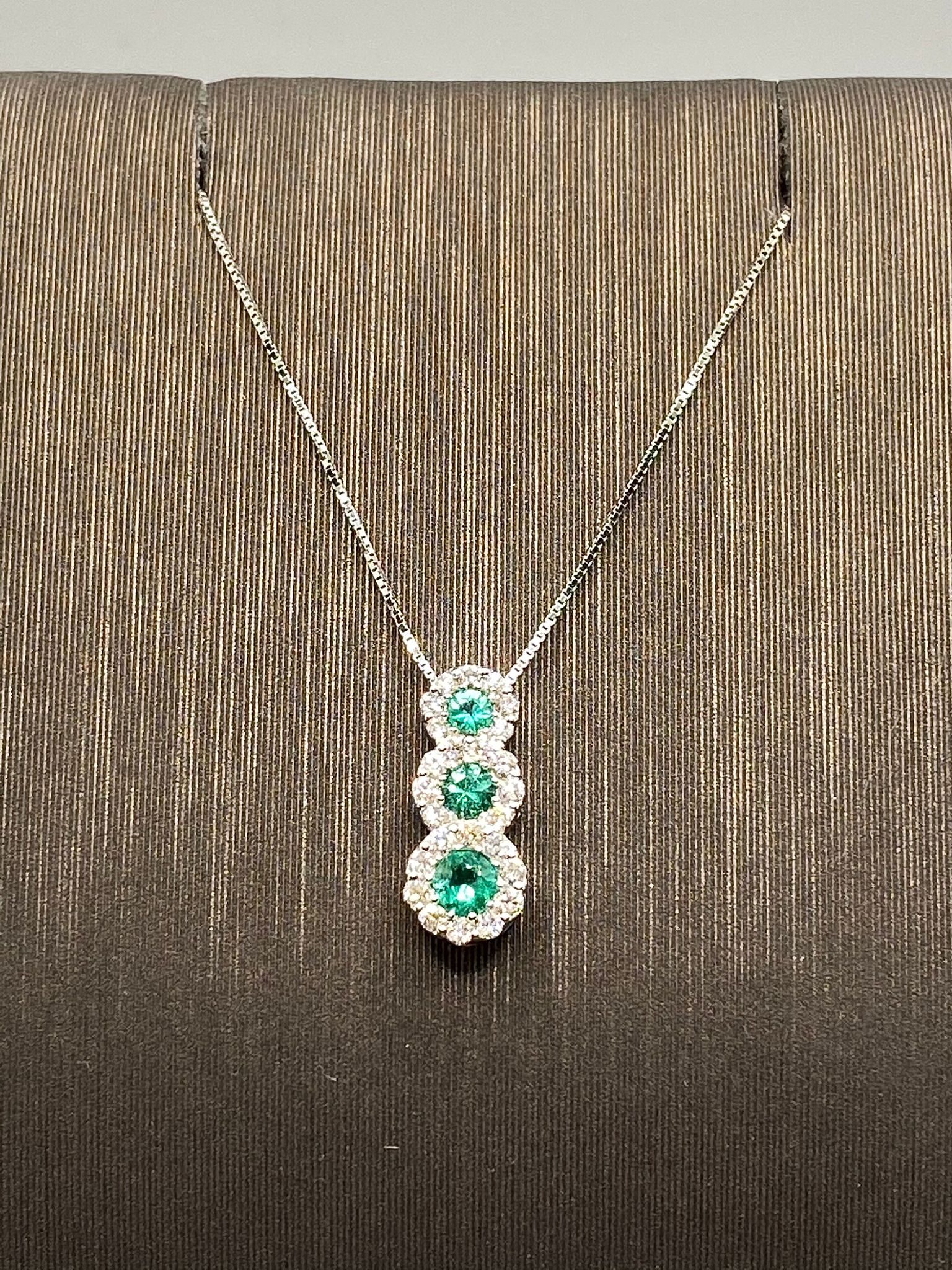 trilogy pendant white gold 750% emeralds 0.24 ct diamonds 0.23 ct color/ purity F/VVS1