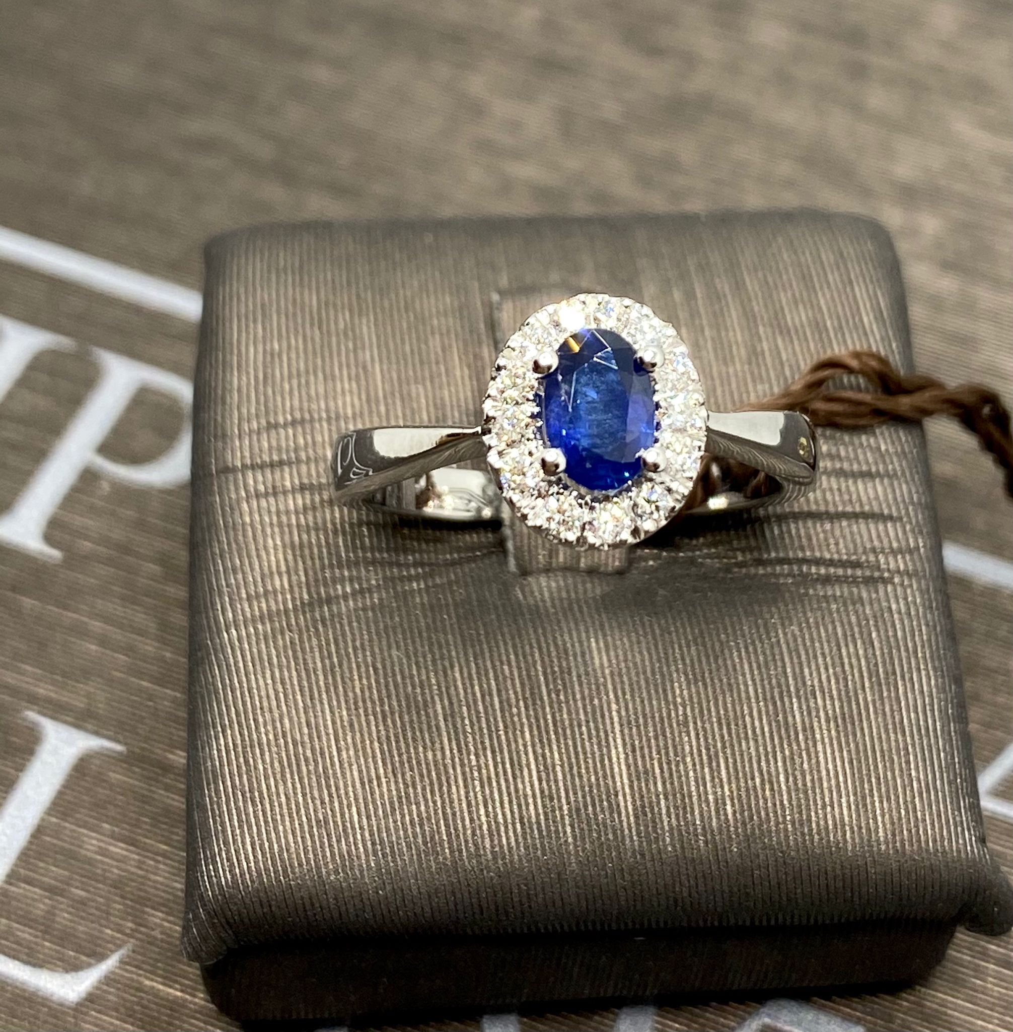 Sapphire ring white gold 750% sapphire oval cut 0.60 ct diamonds 0.20 ct color F/VVs1