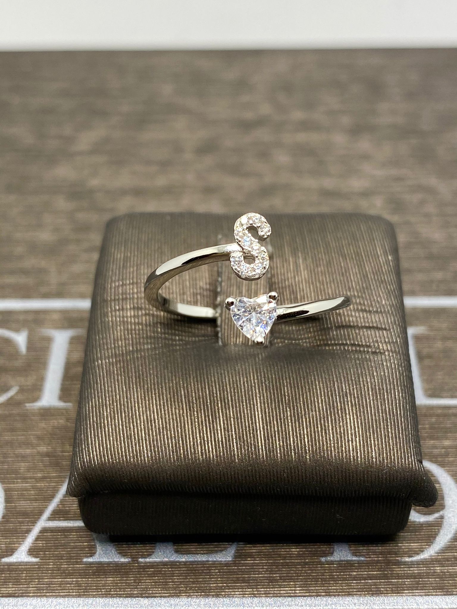 anello  iniziale  S argento 925% white gold cristalli bianchi