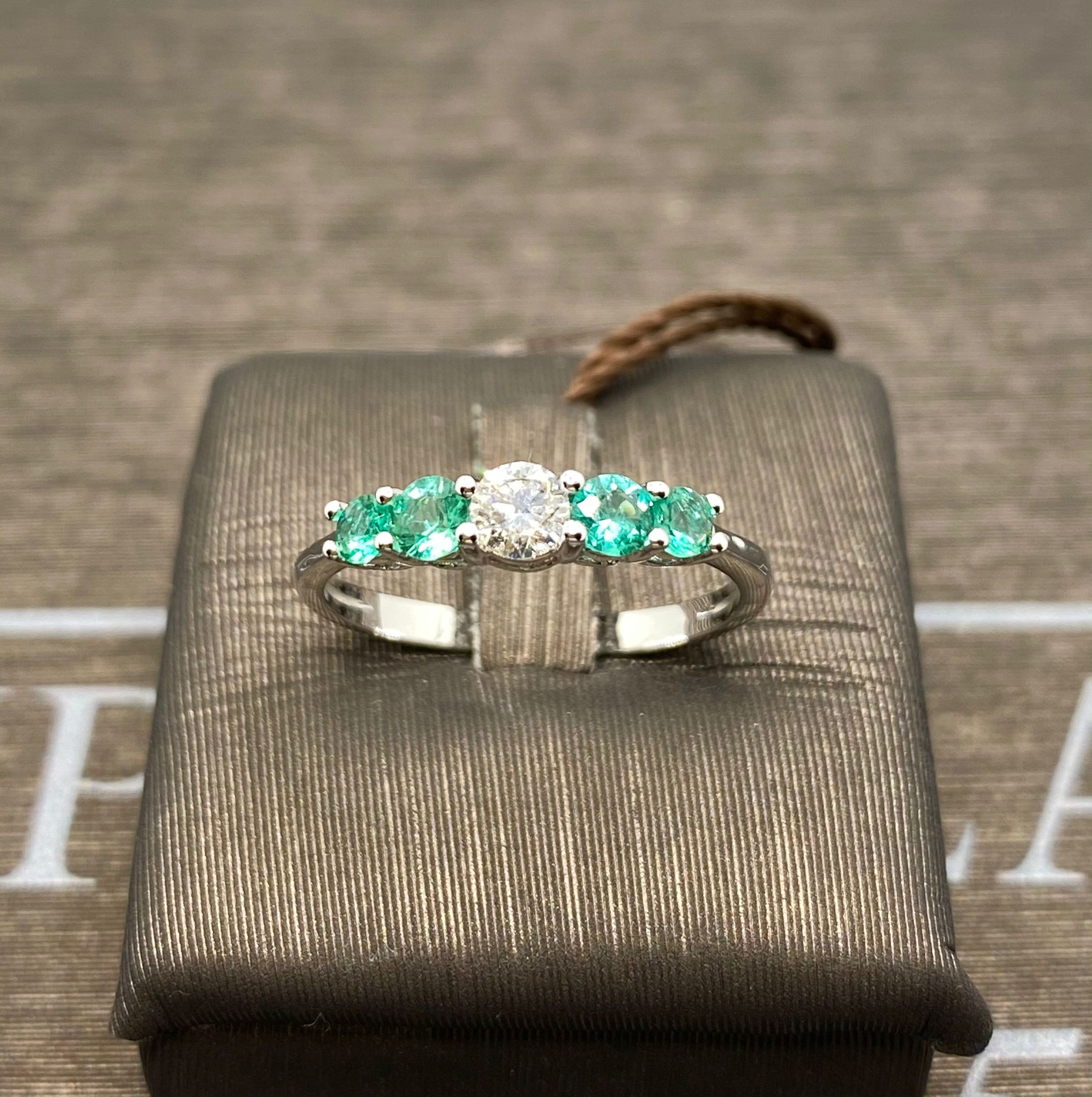 Veretta ring white gold 750% emeralds 0.35 ct diamonds 0.19 ct color F/VVs1