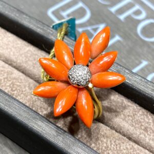 anello fiore  in corallo mediterraneo rosso. oro giallo e bianco 750% , centrale diamanti 0,10 ct colore FVVS1