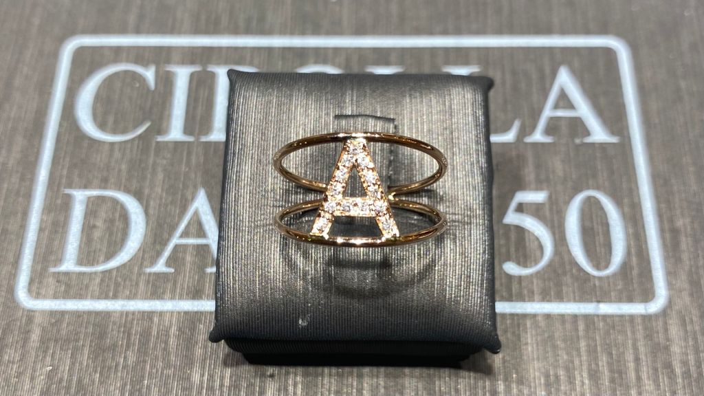 rose gold initial ring 750% diamonds 0.08 ct color F/vvs1