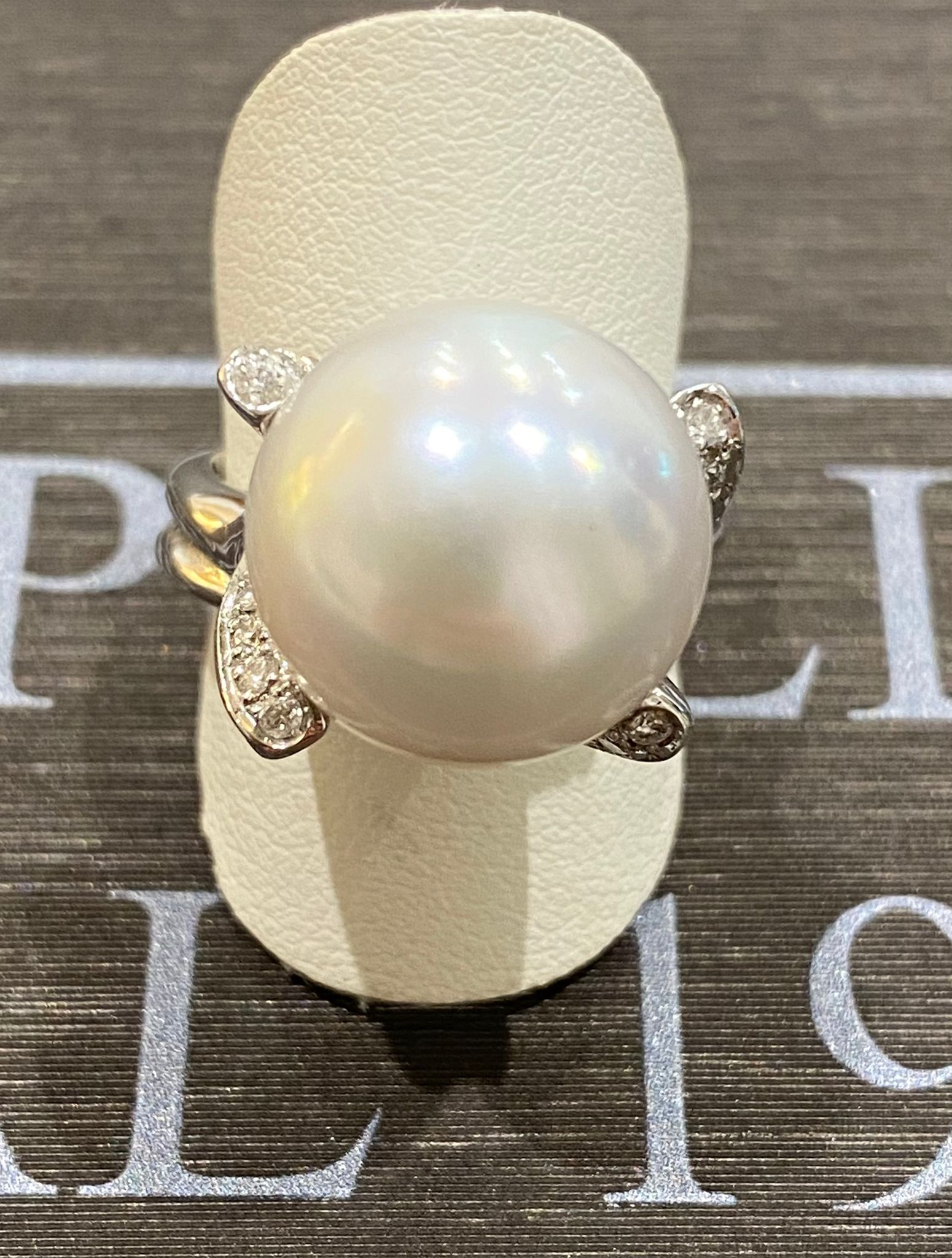 PEARL GOLD RING AUSTRALIA AND DIAMONDS ART. CODE A89