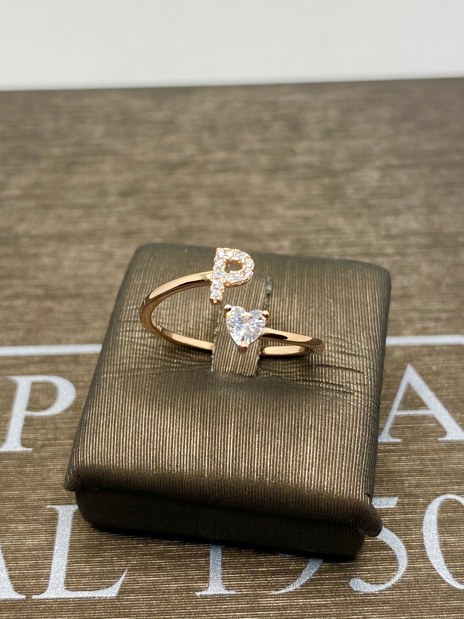 anello  iniziale  P argento 925% rose gold cristalli bianchi