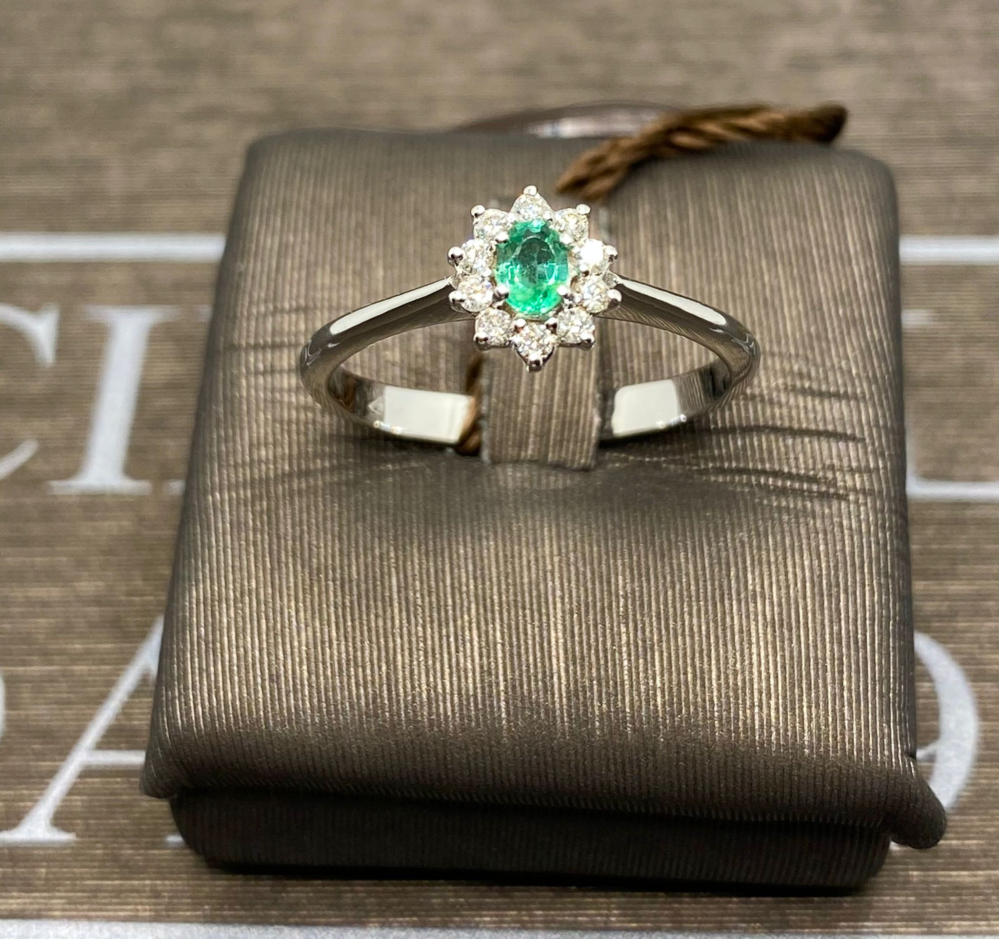 Emerald ring white gold 750% emerald 0.12 ct diamonds 0.11 ct color F/VVs1