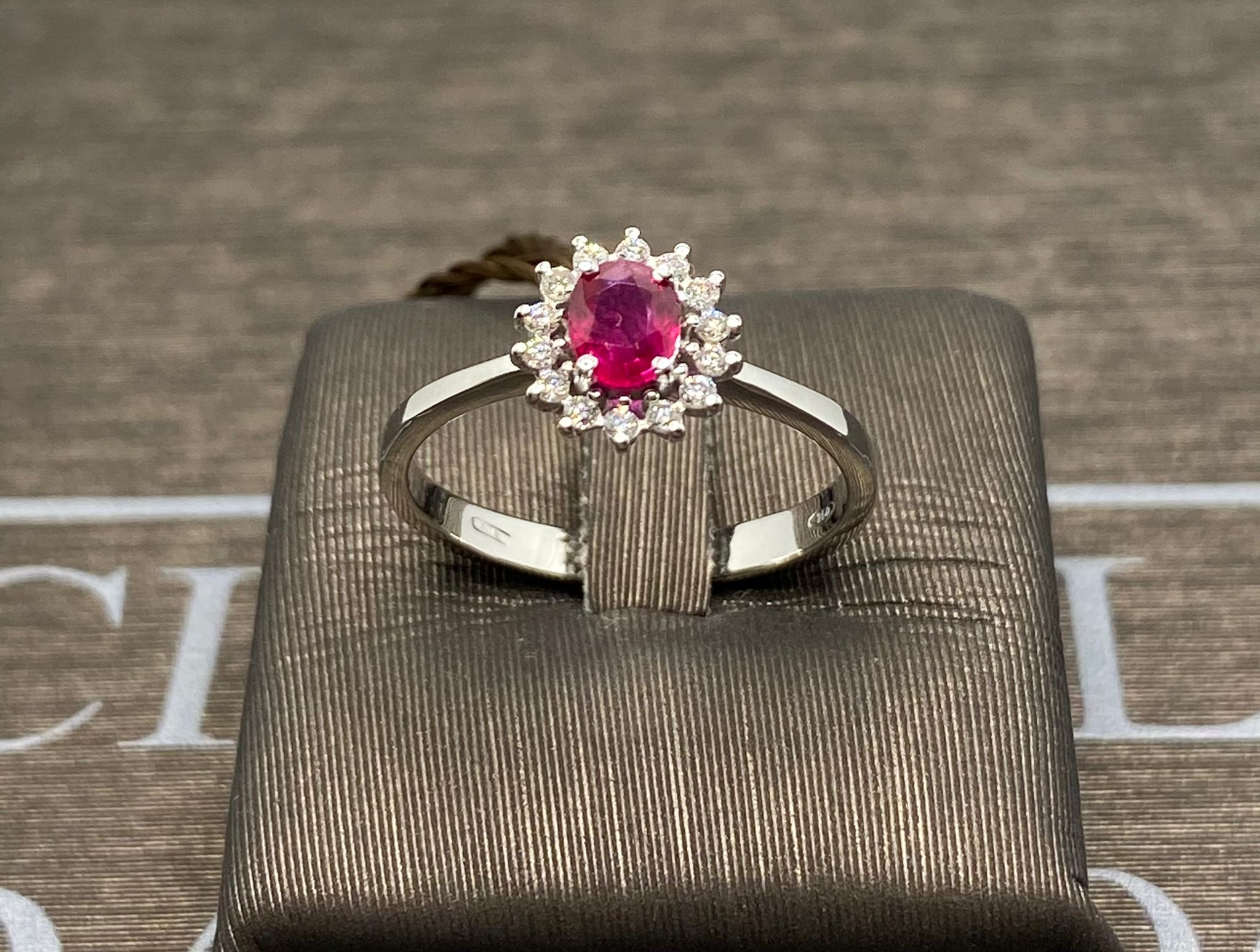 Ruby ring white gold 750% ruby oval cut 0.45 ct diamonds 0.15 ct color F/VVs1