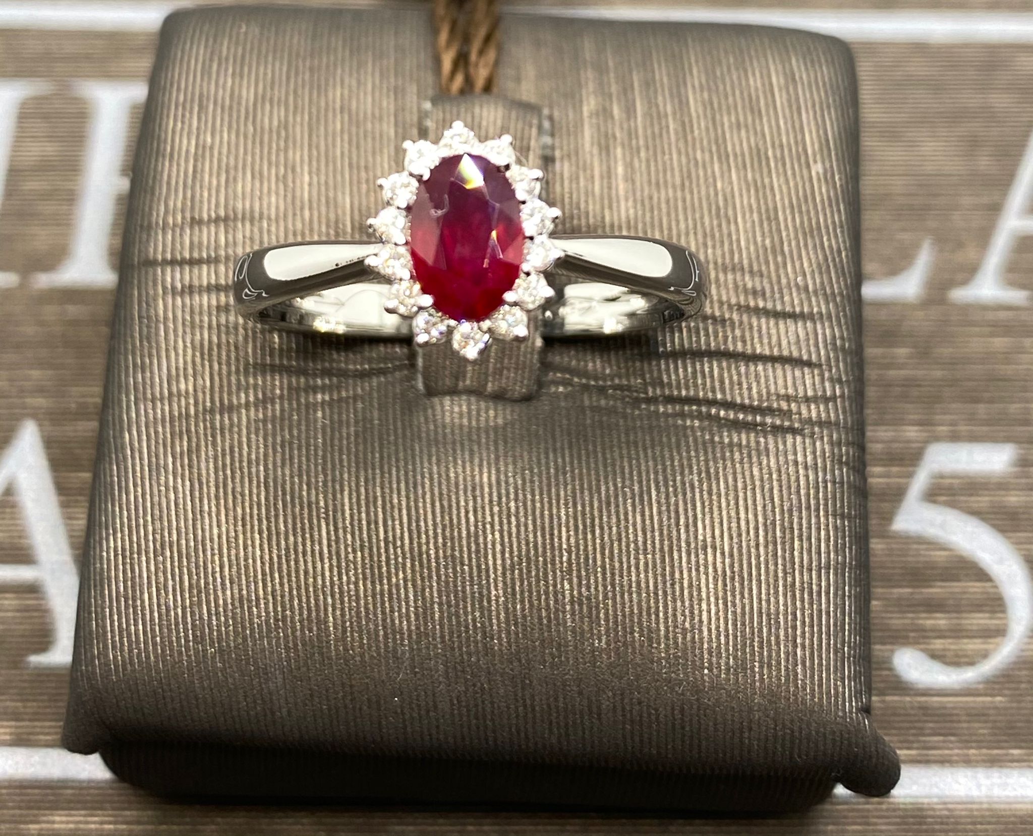 Ruby ring, white gold 750% ruby 0.45 ct diamonds 0.10 ct color F/VVs1