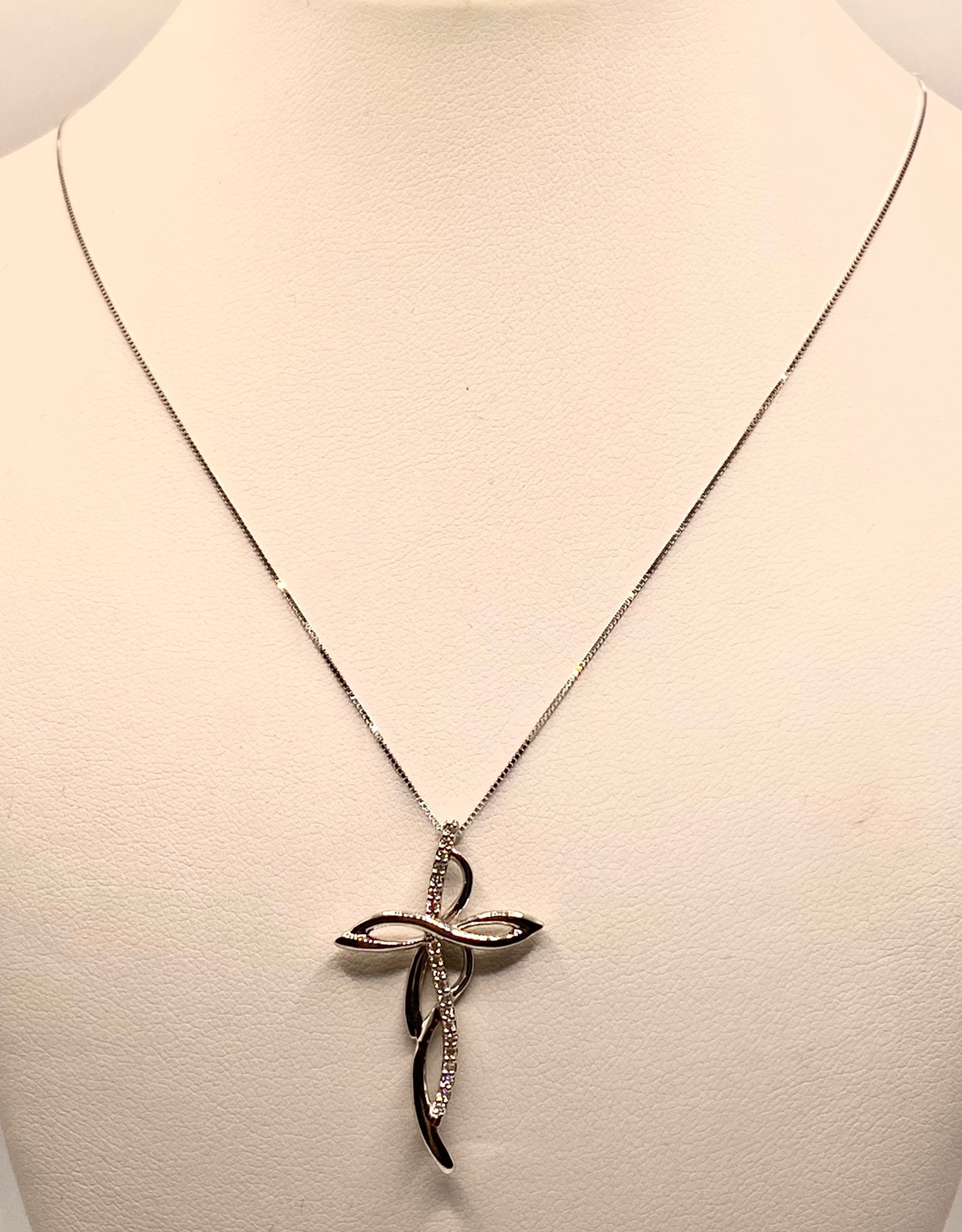 Cross pendant in white gold and diamonds.