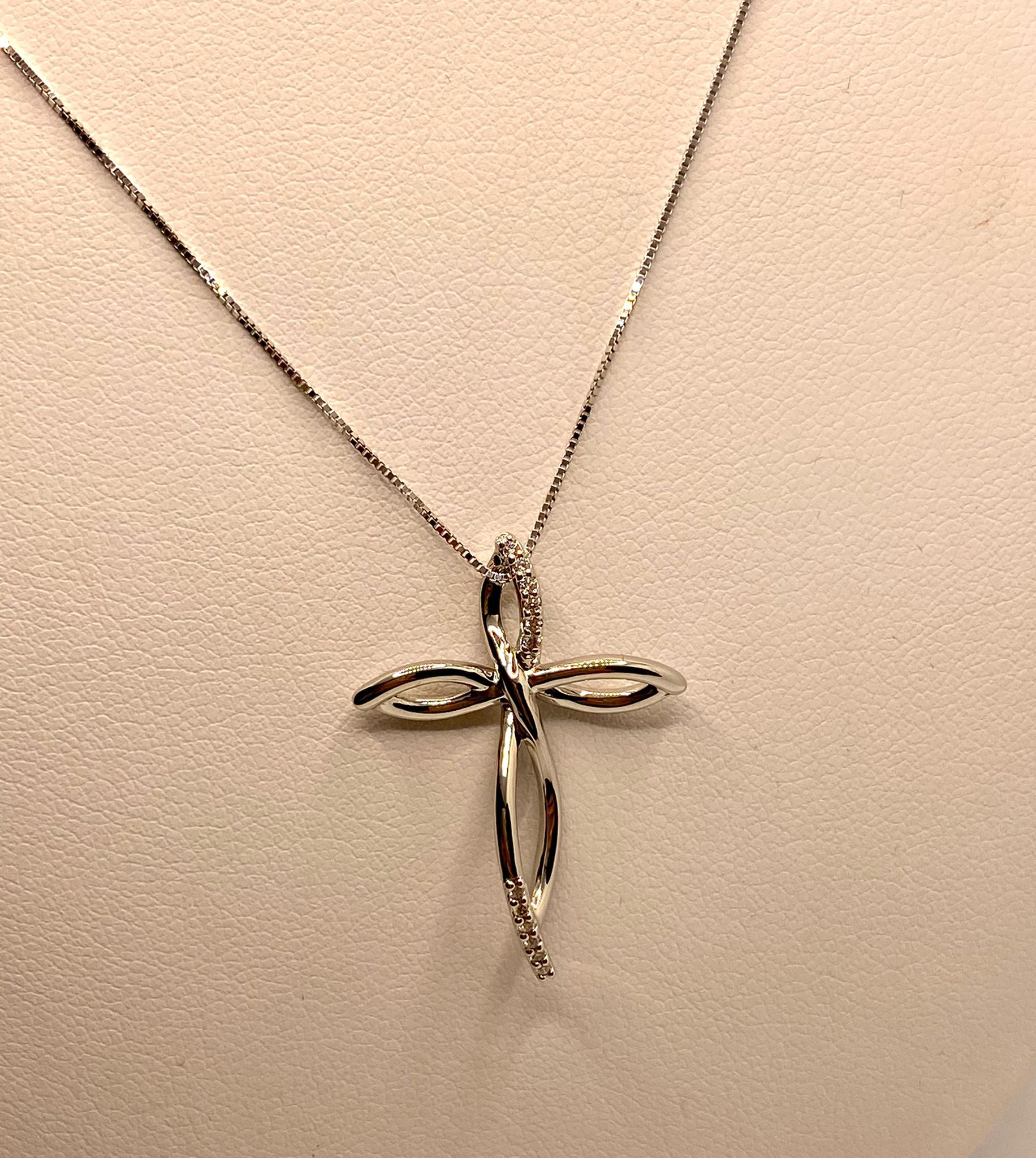 Cross pendant in white gold and diamonds