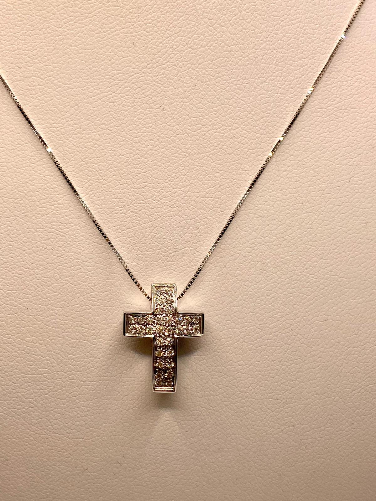 Cross pendant in white gold and diamonds.