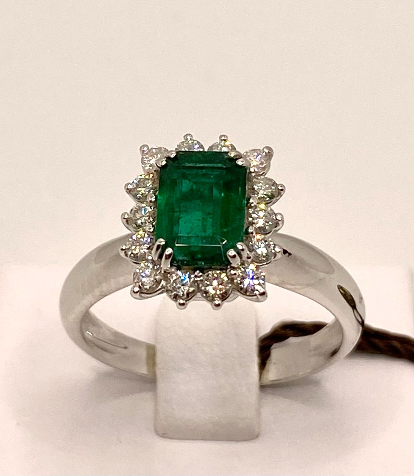 Ring with emerald and diamonds item code CIP3