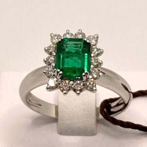 Emerald ring and diamonds art.CIP4